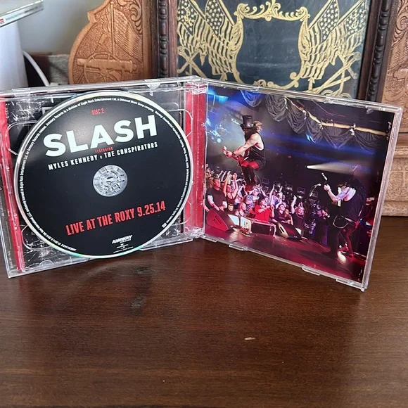 Slash featuring Myles Kennedy & the Conspirators live at the Roxy 9.25.14 - Picture 4 of 9